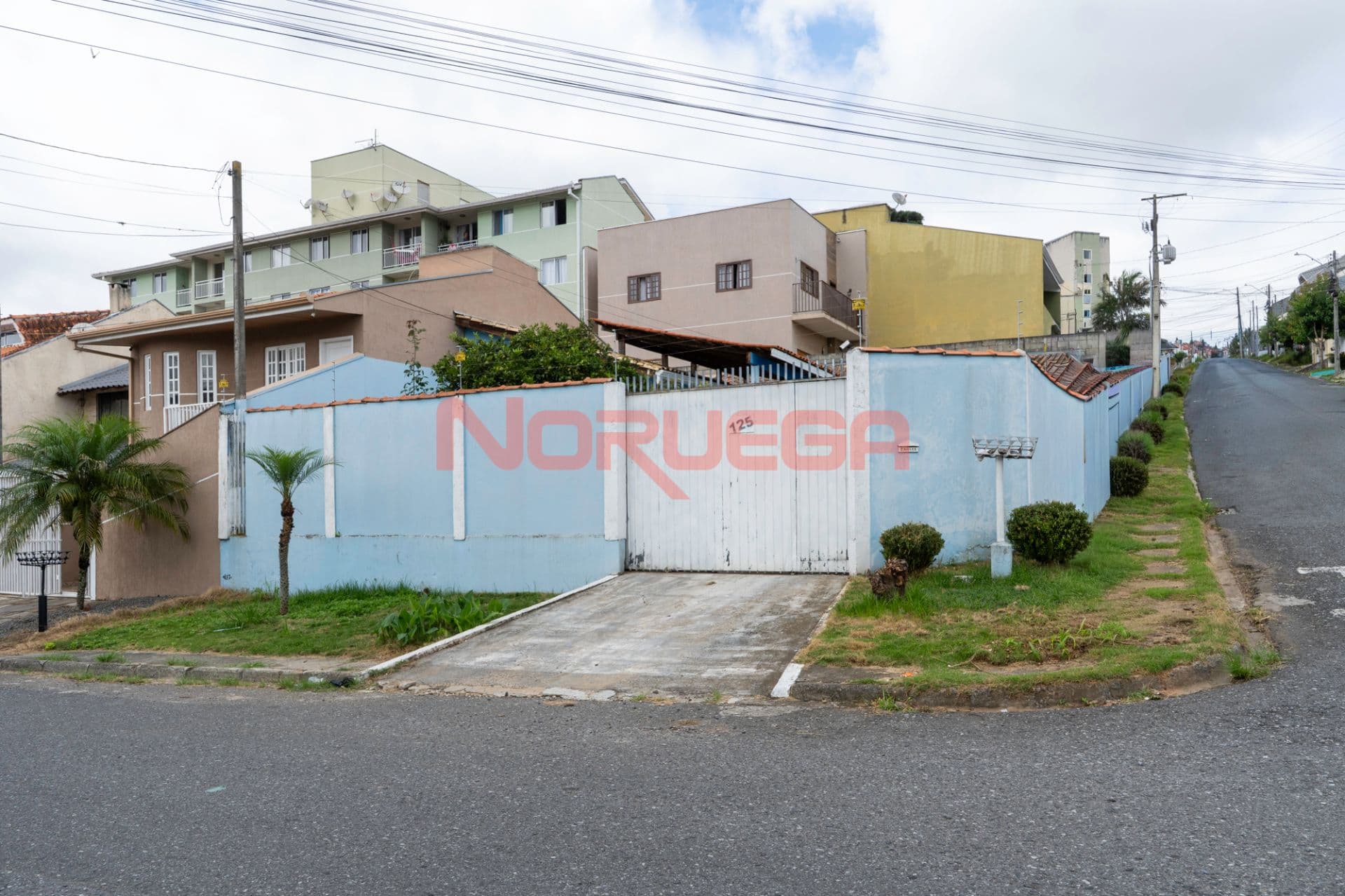 Casa à venda em Almirante Tamandaré com 2 quartos, sala, 4 vagas de garagem e area de 65m²