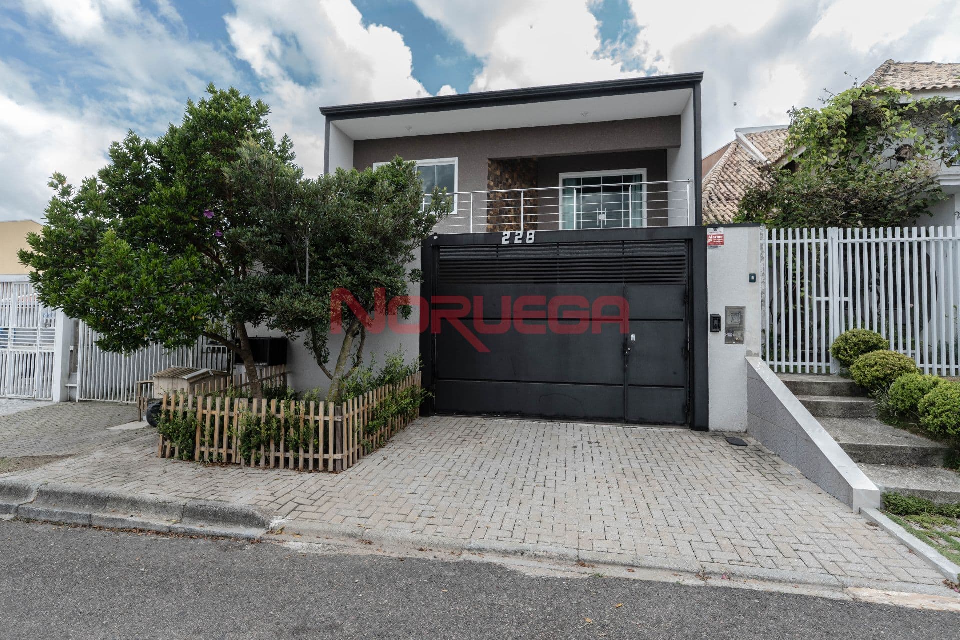 Casa à venda no bairro Ganchinho em Curitiba com 4 quartos, 2 salas, suíte, cozinha e 2 vagas de garagem