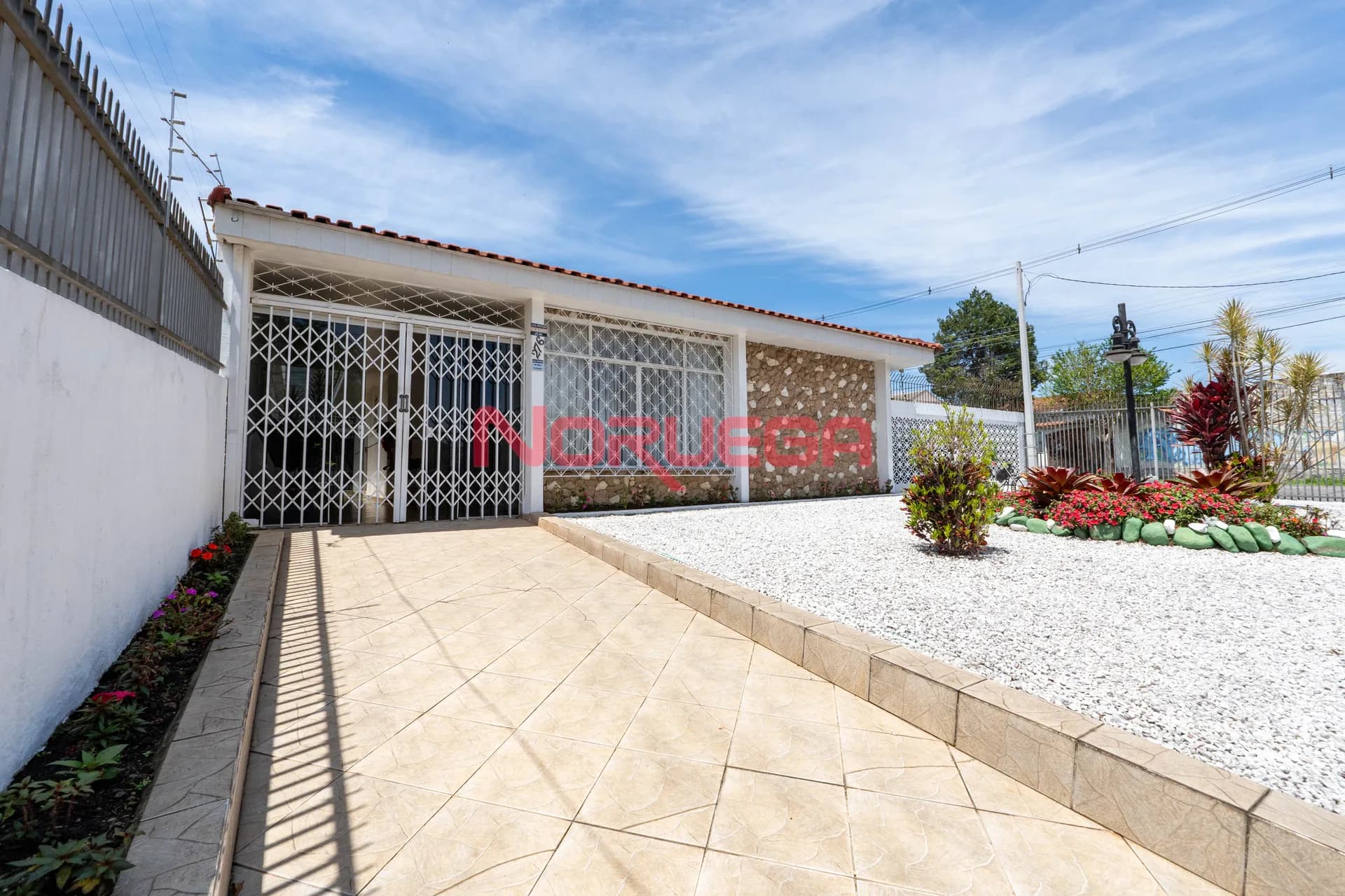  Casa com 3 Quartos, 1 Suíte, 3 Banheiros, 2 Vagas de Garagem e 200m² em Curitiba no bairro cajuru.