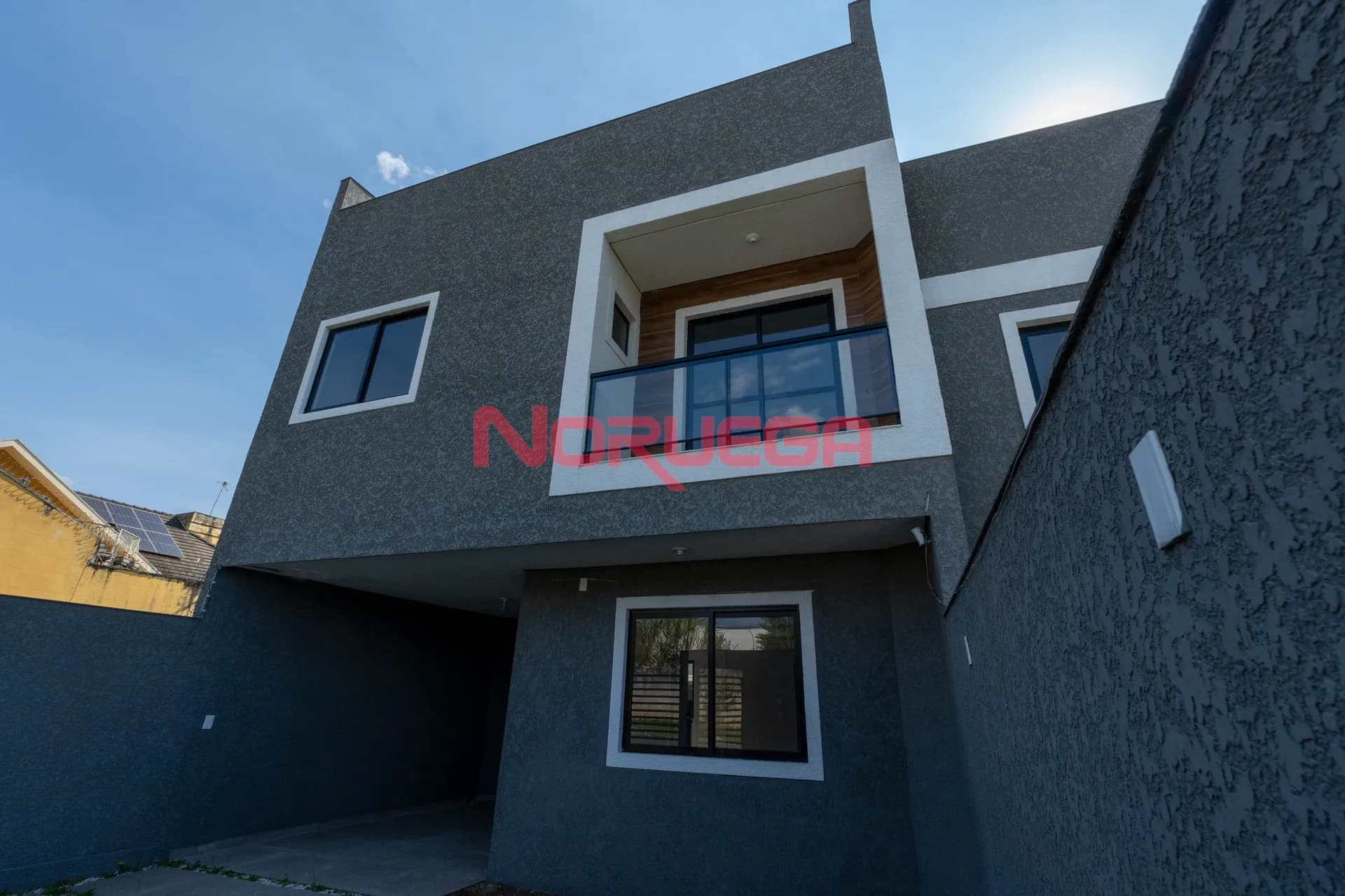 Sobrado à venda no bairro Atuba em curitiba com 3 quartos, 2 banheiros e suite